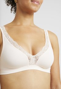 Hanro SOFT CUP - Kaarituettomat rintaliivit - powder