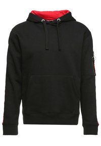 Sudadera negra hecha de tejido polar, con un forro interior rojo, bolsillo frontal tipo bolsa y bolsillo con cremallera en la manga, adornado con un anillo de metal.