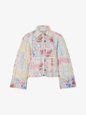 Fodrad jacka i ljus krämfärg med blommönster i rosa, blått och grönt. Har en krage och knäppning med knappar.