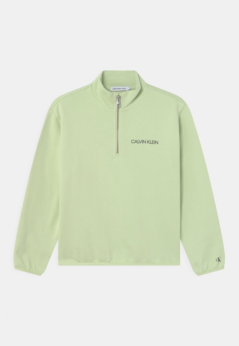 Sudadera de media cremallera de color verde claro, confeccionada en material suave, con un pequeño logo de "CALVIN KLEIN" en el pecho y puños elásticos.