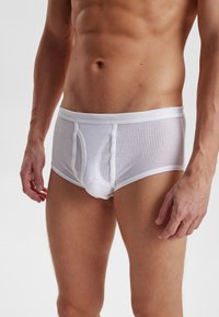Hvide mesh boxershorts med en vertikal søm, tætsiddende design og struktureret stof for åndbarhed. Glat elastik og god dækning.