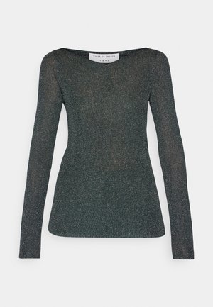 Top long à manches longues vert pailleté avec un col bateau et une coupe ajustée. Il présente une texture légèrement scintillante et un tissu doux.