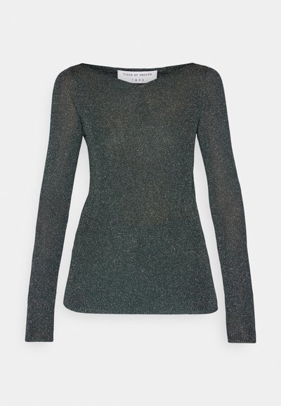 Top de manga longa verde cintilante com decote barco e design ajustado. Apresenta uma textura subtilmente brilhante e um tecido suave.