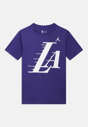 Paarse T-shirt met korte mouwen, grote witte gestileerde "LA"-logo en klein Jumpman-logo boven de letters aan de voorkant.