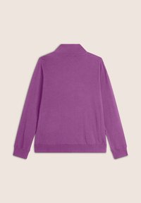 Felpa viola con colletto, maniche lunghe e polsini a coste. Texture morbida e vestibilità comoda, presenta un colore uniforme senza motivi.