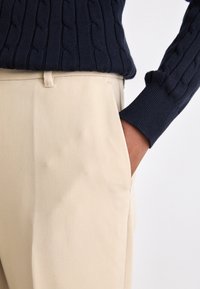 GANT FLARE SLACK - Stoffhose - dry sand