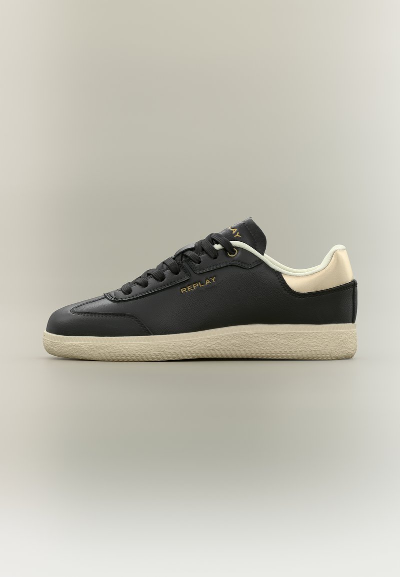 Baskets basses noires avec semelle et talon beige, lacets noirs et logo doré "REPLAY" sur le côté et la languette.