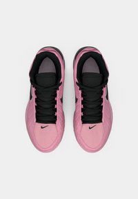 Rozā sporta apavi ar acs virsmu, melnām detaļām un auklām. Aprīkoti ar teksturētu zoli un izteiktu Nike logotipu sānos.