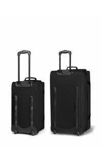 Deux valises en tissu noir, l'une plus grande que l'autre, équipées de poignées télescopiques, d'une texture lisse et de roues durables pour une mobilité aisée.
