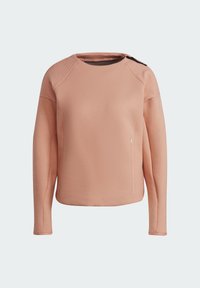Pull à manches longues rose poudré avec des panneaux côtelés aux épaules et un petit bouton noir sur l'épaule droite.