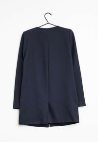 Navyblaues Langarmkleid aus strukturiertem Stoff, mit rundem Ausschnitt und einem Schlitz im Rücken, auf einem schwarzen Kleiderbügel vor einem weißen Hintergrund präsentiert.