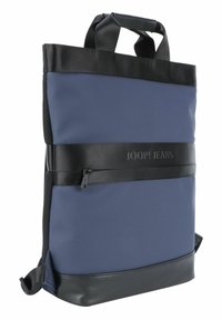 Zaino in nylon blu con accenti neri, dotato di manico superiore, spallacci regolabili, chiusura con zip e una fascia con logo frontale. Texture liscia.