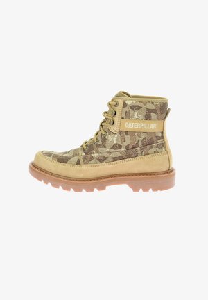 Stivaletti alla caviglia mimetici color sabbia con parte superiore in suede e tessuto, design con lacci, e suola in gomma robusta con una presa testurizzata.