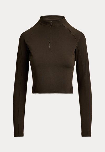 Καφέ μακρυμάνικο μπλουζάκι με ψηλό γιακά και φερμουάρ μέχρι το ένα τέταρτο. Διαθέτει εφαρμοστή σχεδίαση και το λογότυπο «POLO» σε αντίθετο χρώμα στο εμπρός μέρος.