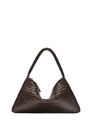 Mørkebrun flettet lædertrekantet håndtaske med en enkelt fletrem og lynlåslukning på den ene side.