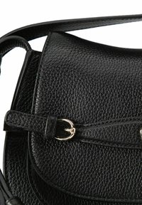 Borsa a tracolla in pelle nera con superficie testurizzata, ferrature argentate e chiusura con patta. Cinturino regolabile incluso per un utilizzo versatile.