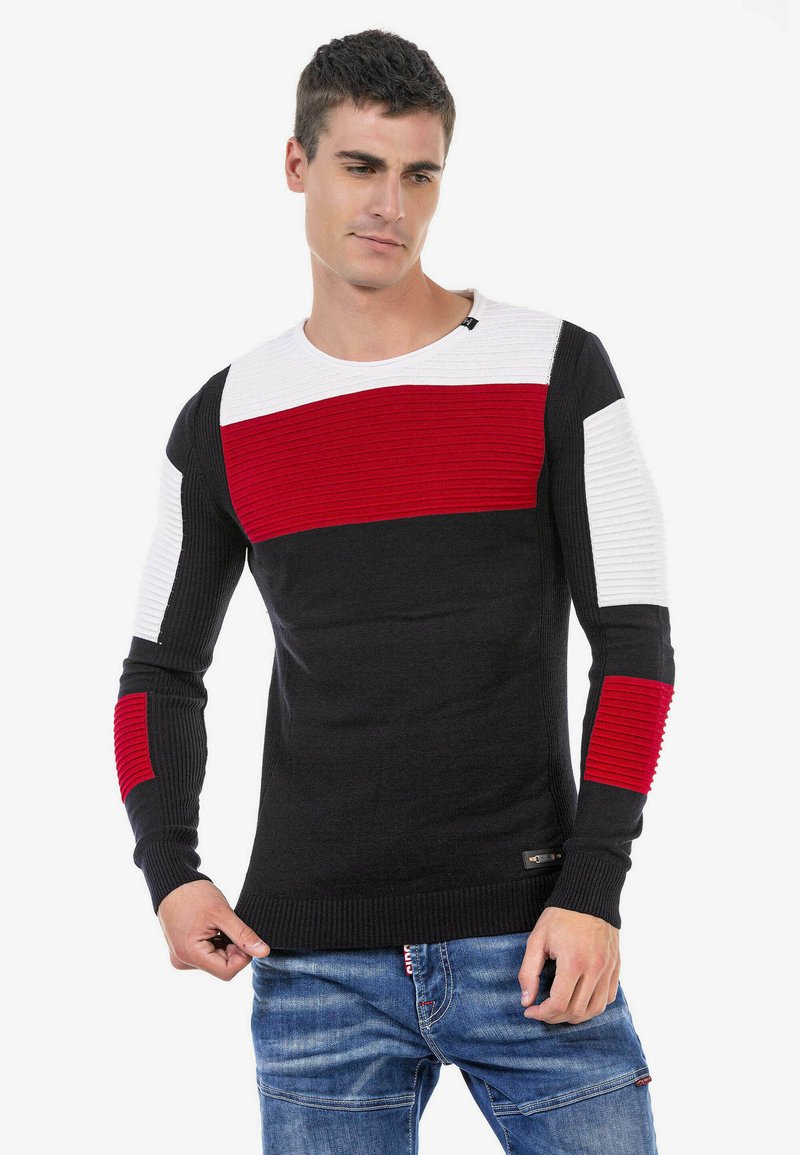 Schwarzer und weißer Strickpullover mit roten horizontalen Streifen. Gerippte Textur an den Ärmeln und Schultern, runder Halsausschnitt und taillierte Passform.