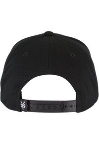 Svart baseball cap med glatt stoff, rund krone og justerbar snapback-lukking. Har et logomerke på siden.