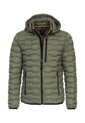 Olijfgroene geïsoleerde jas met een capuchon, gequilt ontwerp, voorrits en zwarte accentritsen; heeft gele ritstrekkers en zakken.