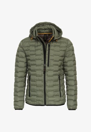 Olivgrüne isolierte Jacke mit Kapuze, gestepptem Design, Frontreißverschluss und schwarzen Akzenten an den Reißverschlüssen; verfügt über gelbe Reißverschlusszüge und Taschen.