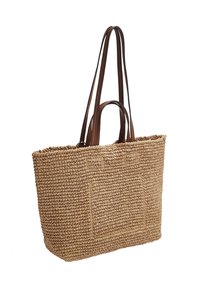 Sac fourre-tout en paille tissée de taille moyenne, de couleur tan, avec deux longues et deux courtes poignées en cuir marron foncé.