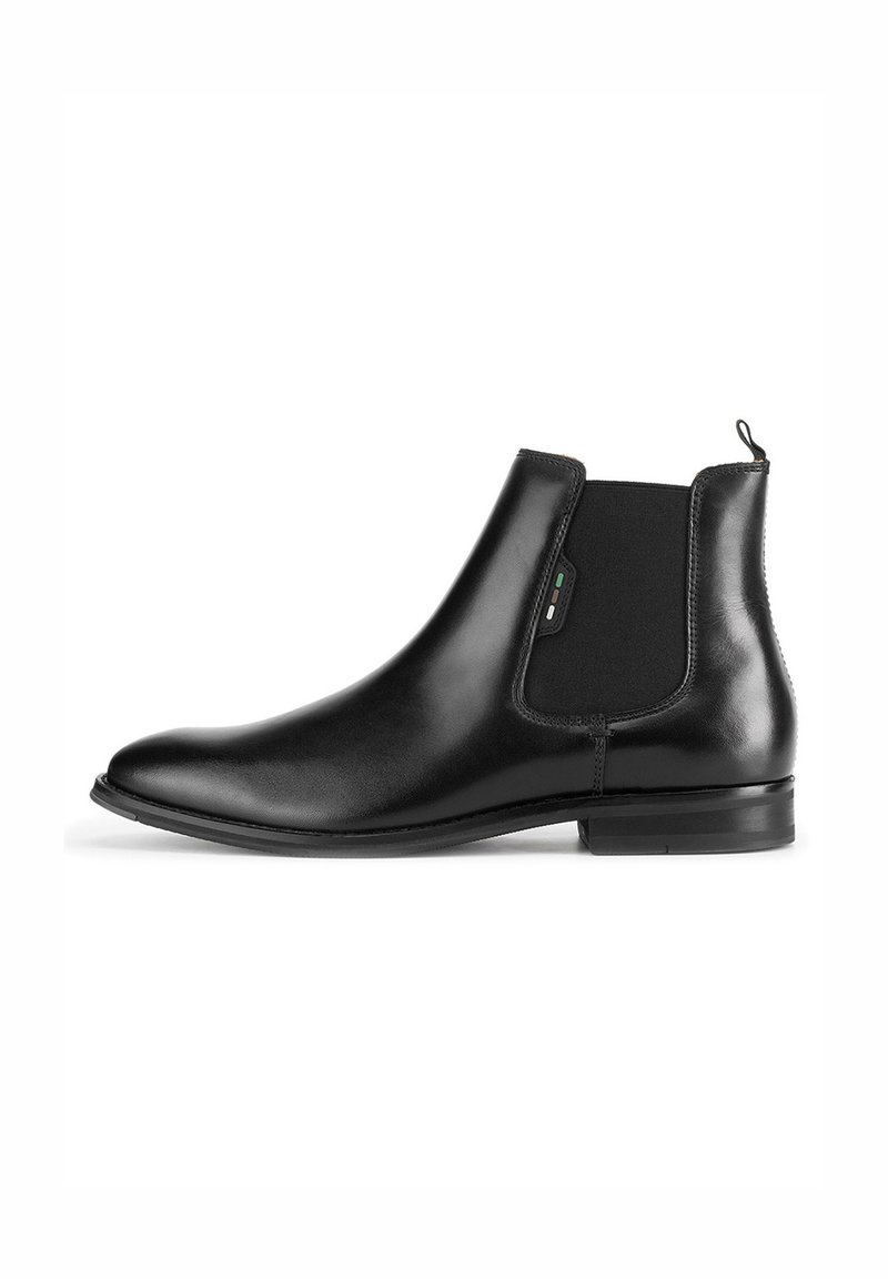 Bota Chelsea de cuero negro con paneles laterales elásticos, puntera redondeada, acabado elegante y una pequeña lengüeta en la parte trasera para facilitar el calzado.