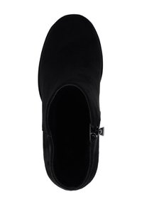 Bottine noire en daim avec un bout arrondi, fermeture éclair sur le côté et doublure intérieure douce. Texture lisse sans motifs visibles.