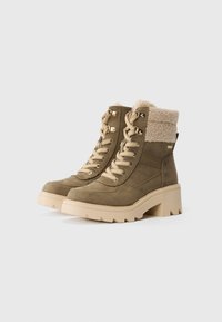 Bocanci din suede verde măsliniu cu guler din blană sintetică, talpă platformă bej, ochiuri din metal și șireturi, concepuți pentru durabilitate și căldură.