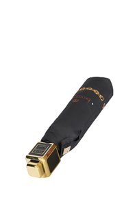 Zwarte paraplu met een gouden handvat, voorzien van een logo en kettingpatroon op de hoes. Strak, rechthoekige vorm met een gestructureerde afwerking.