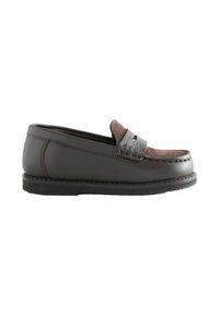 Braune Leder- und Wildlederloafer mit gestickten Details und Gummisohle, seitlich auf einem weißen Hintergrund gezeigt.
