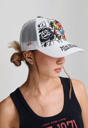 Ed Hardy, UNISEX 1971 DRAGON AND ROSES GRAPHIC 5 PANEL TRUCKER CAP - Casquette - white