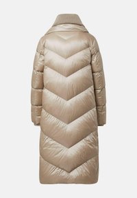 Lange beige pufferjas met een gestructureerd chevronpatroon, hoge kraag en ribgebreide accenten bij de mouwboorden. Glad, glanzend materiaal.