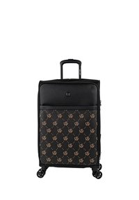 Maleta negra con ruedas y superficie texturizada con un patrón de logotipo en bronce. Cuenta con un asa superior y un bolsillo frontal.