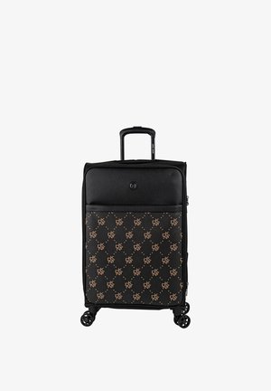 Maleta negra con ruedas y superficie texturizada con un patrón de logotipo en bronce. Cuenta con un asa superior y un bolsillo frontal.