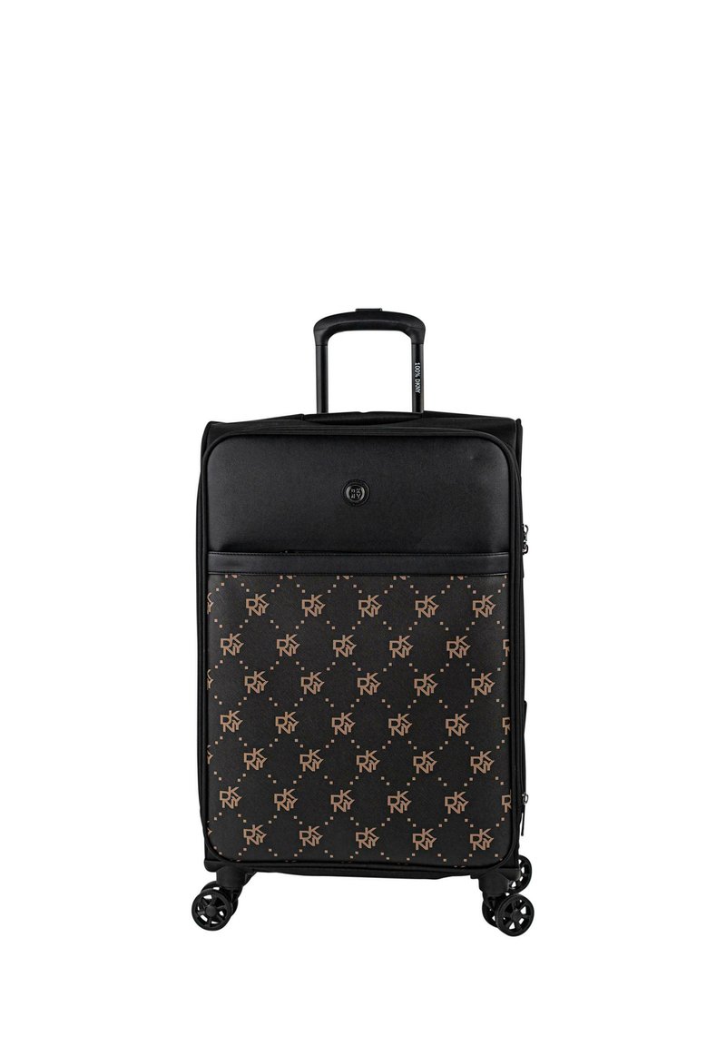 Maleta negra con ruedas y superficie texturizada con un patrón de logotipo en bronce. Cuenta con un asa superior y un bolsillo frontal.