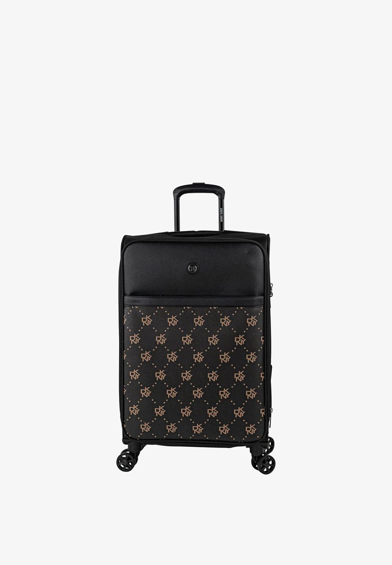 Maleta negra con ruedas y superficie texturizada con un patrón de logotipo en bronce. Cuenta con un asa superior y un bolsillo frontal.