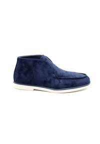 Bottines en daim bleu marine avec une texture lisse, un bout rond et une semelle en caoutchouc blanc ; elles présentent un design minimaliste et des détails cousus.