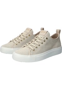 Baskets en mesh beige avec semelle en caoutchouc blanche, design à lacets, œillets dorés et petite languette au talon. Texture respirante pour plus de confort.