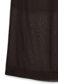 Tissu noir transparent avec une texture lisse, présentant un subtil tissage à motifs. L'ourlet est fini avec une bordure solide et nette.