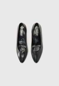 Paire de chaussures en cuir noir à bout pointu pour femmes, taille 4½, marque Gabor avec semelles rembourrées, vues de dessus sur fond clair.