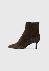 Bottine en daim marron à bout pointu, avec un talon bas et fin et une texture lisse. Design simple, couleur unie et sans élément métallique visible.