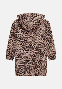 Bluza z kapturem w panterkowy wzór, z długimi rękawami, wykonana z miękkiego materiału. Posiada beżowe tło z czarnymi i brązowymi plamkami.