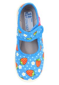 Blauer Stoffschuh mit rot-gefüllten Erdbeeren und weißen Blumenmuster, runde Zehenkappe und einem Klettverschluss. Gepolsterter Innenraum mit flauschigem Rand.