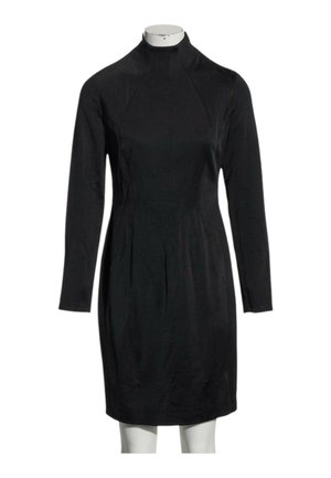 Robe noire à manches longues longueur genou avec un col montant, présentée sur un mannequin blanc sans tête sur un fond uni.