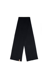 Zwarte geribbelde sjaal gemaakt van zacht stof, met een gestructureerd patroon en een klein leren logotagje aan één uiteinde.