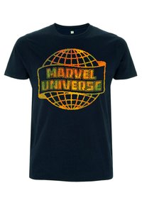 Czarna bawełniana koszulka z kolorowym wzorem globu oraz tekstem "MARVEL UNIVERSE" napisanym dużymi literami. Krótkie rękawy i okrągły dekolt.