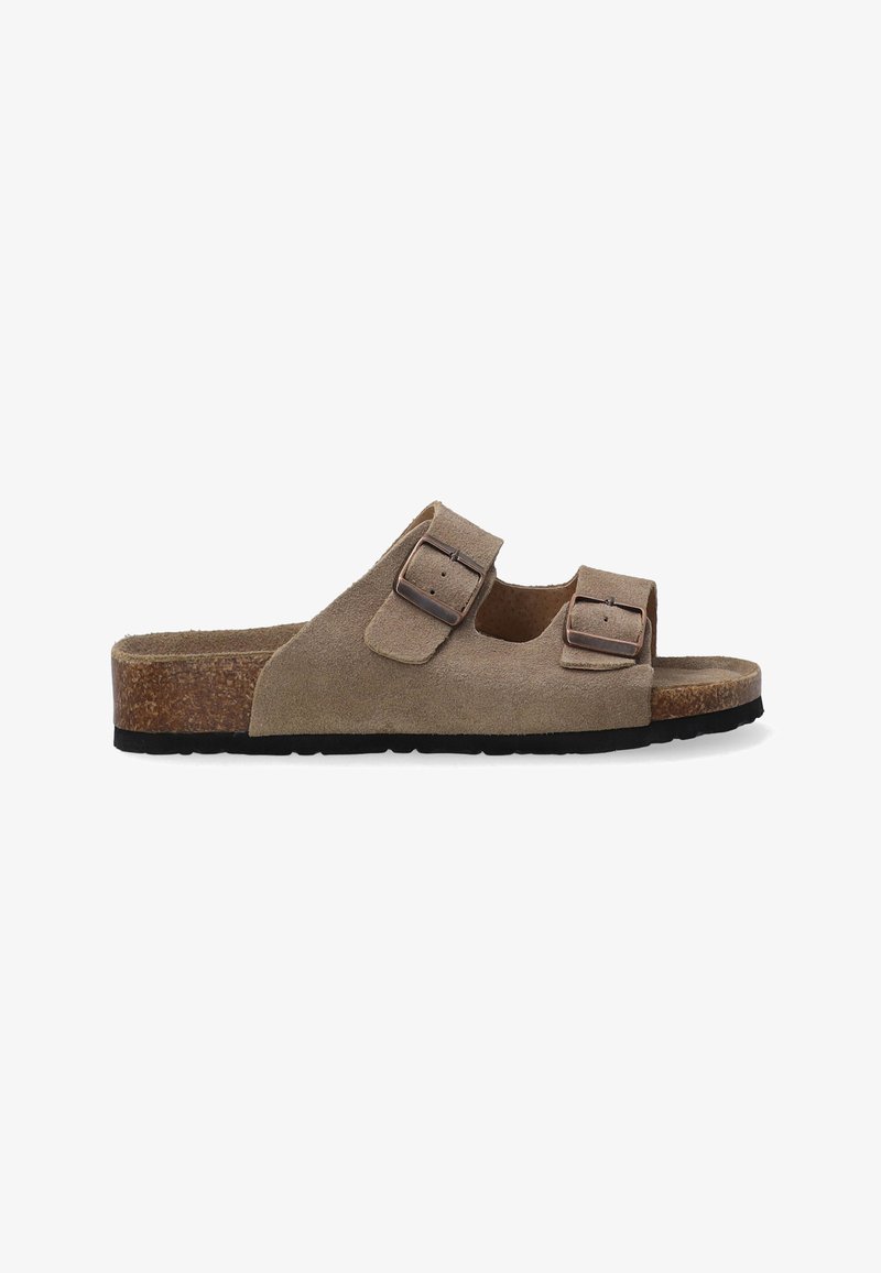 Bruine suede slide sandaal met twee verstelbare gespen, kurken voetbed en een gestructureerde zwarte rubberen zool. Klassiek open teen ontwerp.