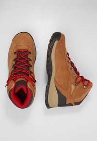 Columbia NEWTON RIDGE™ PLUS WATERPROOF AMPED - Scarpa da hiking - elk/mountain red