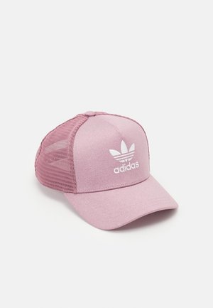 Gorra trucker rosa de Adidas con paneles traseros de malla y logo blanco de Adidas trefoil en el panel frontal, colocada sobre fondo blanco.