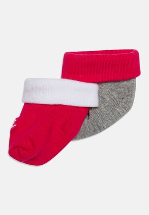 Δύο ζευγάρια κάλτσες, μία ροζ με λευκή μπάρα και μία γκρί. Και οι δύο έχουν ραβδωτή υφή και μαλακό, ελαστικό ύφασμα.